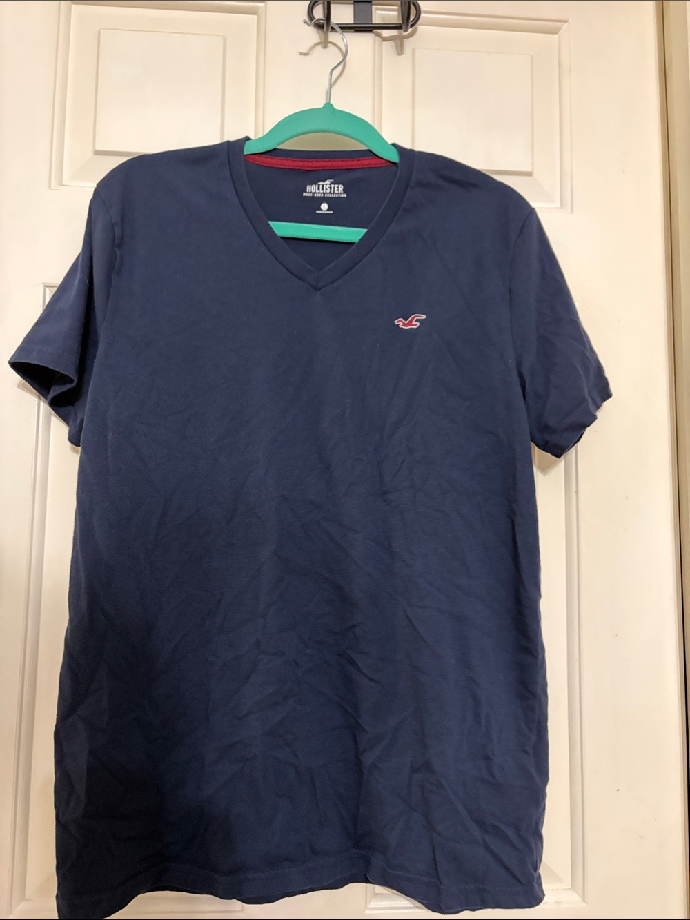 Hollister Men's Navy V-Neck Tee with Pink Logo